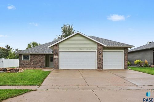 828 E 70th St Street, Sioux Falls, SD, 57108 | Card Image