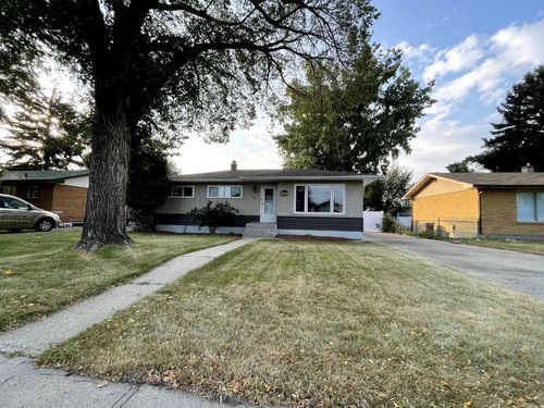 449 7 Street Ne, Medicine Hat, AB, T1A5P8 | Card Image