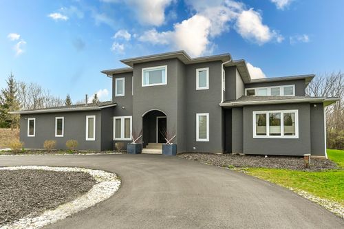 8825 N Spruce Rd, River Hills, WI, 53217-1520 | Card Image
