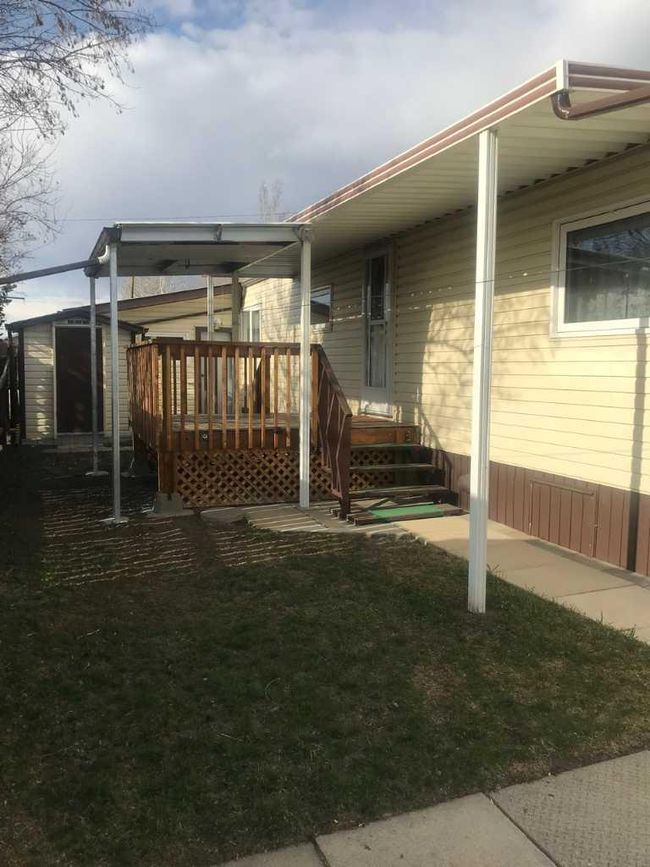 405 57 Avenue W, Home with 2 bedrooms, 1 bathrooms and 4 parking in Claresholm AB | Image 2