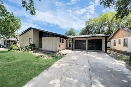 5826 Flamingo Dr, Houston, TX, 77033-2210 | Card Image