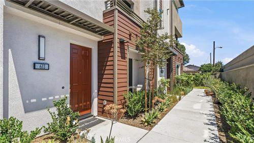 633 S Lyon St, Santa Ana, CA, 92701-6301 | Card Image