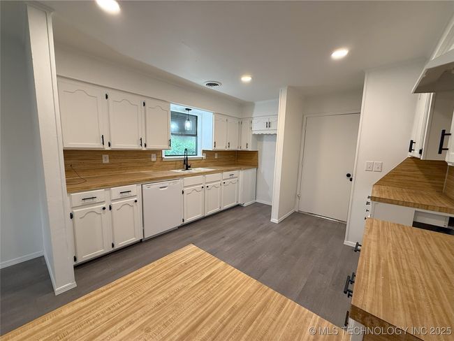 1402 Se 9 Th St, House other with 3 bedrooms, 2 bathrooms and null parking in Wagoner OK | Image 9