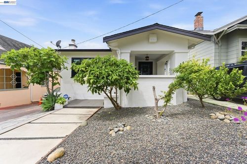 5137 Fairfax Ave, Oakland, CA, 94601-4806 | Card Image