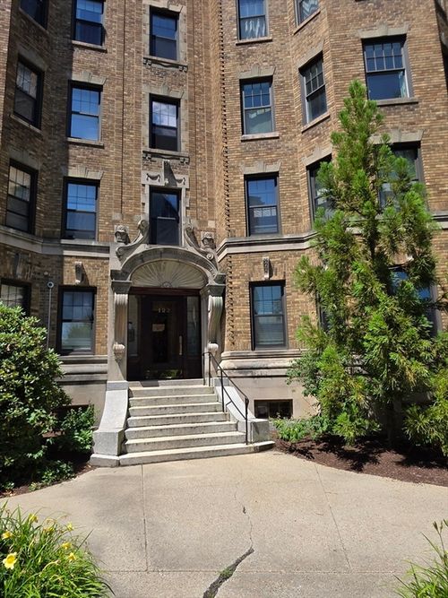 10-122 Riverway, Boston, MA, 02215-4118 | Card Image