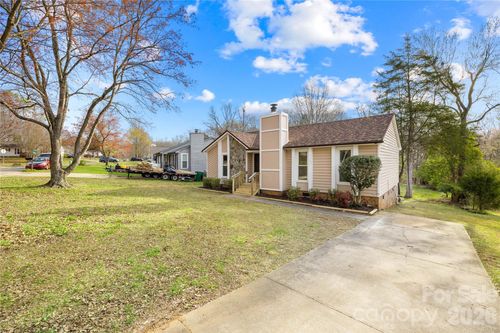 8122 Strawberry Point Dr, Charlotte, NC, 28215-8487 | Card Image