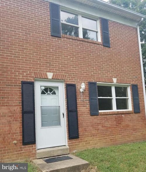 110 Manor Ln, FREDERICKSBURG, VA, 22405-1234 | Card Image