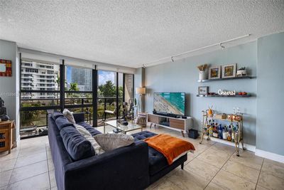 311 - 600 Ne 36th St, Condo with 2 bedrooms, 1 bathrooms and null parking in Miami FL | Image 2