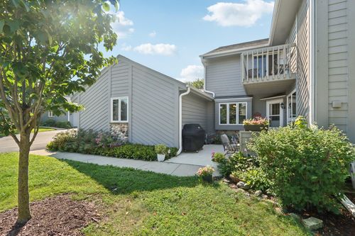 15665 W Brook Dr, New Berlin, WI, 53151-1576 | Card Image