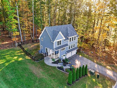 45 Hemlock Way, Portsmouth, NH, 03801 | Card Image