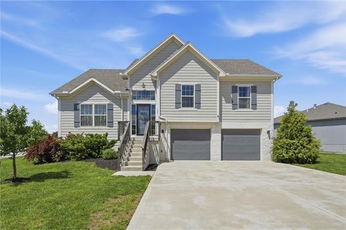 729 Se Juniper Dr, Blue Springs, MO, 64014-5586 | Card Image