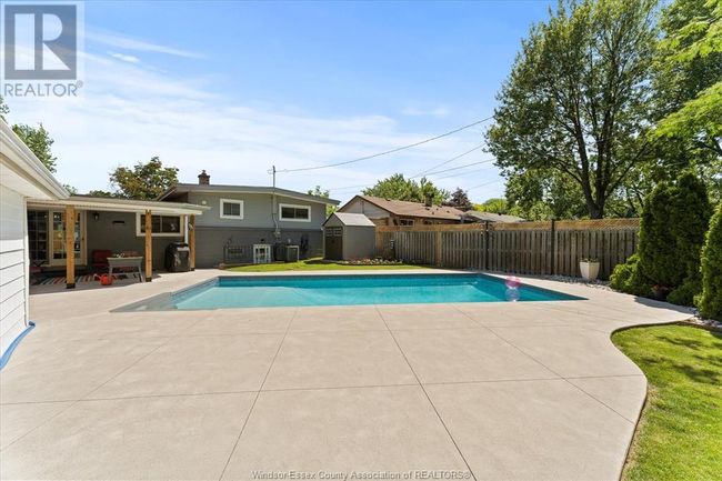 1568 St Gabriel Crt, Home with 3 bedrooms, 2 bathrooms and null parking in Windsor ON | Image 35