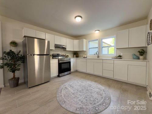 608 E 11th St, Newton, NC, 28658-1811 | Card Image