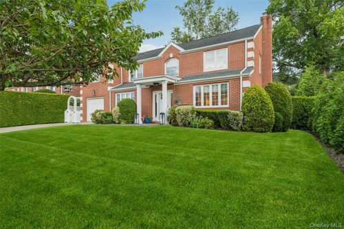 24 Old Estate Rd, Manhasset, NY, 11030-3613 | Card Image
