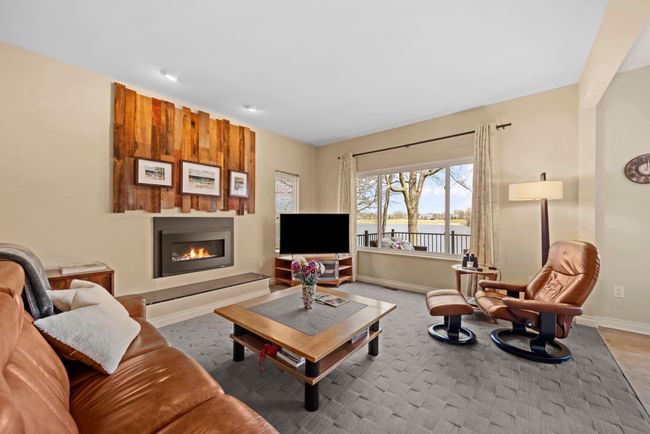 Great room with lakeview | Image 31