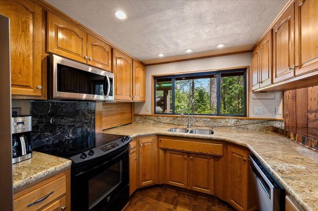 Granite counters and backsplash | Image 29