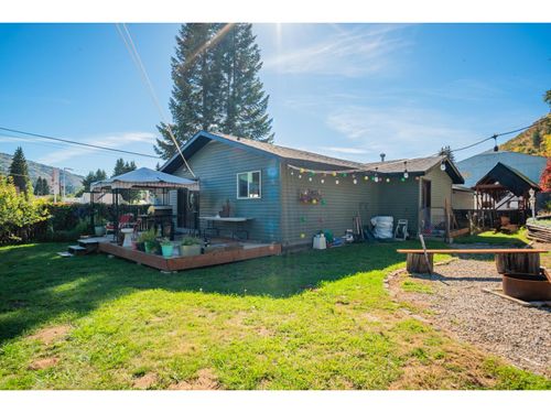 625 11th Ave, Montrose, BC, V1R | Card Image