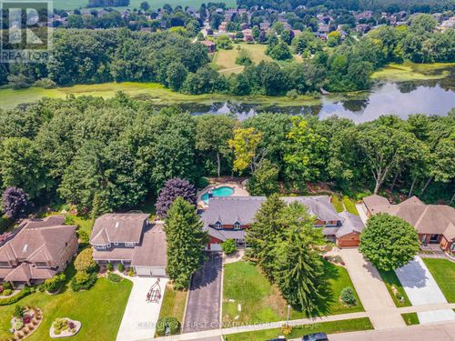 126 Parkview Dr, Dorchester, ON, N0L1G2 | Card Image
