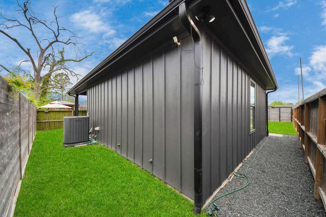 There is also a side yard! | Image 32