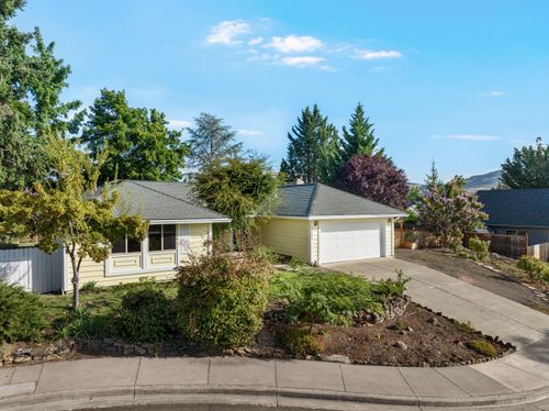 2761 Tonia Cir, Medford, OR, 97504-8628 | Card Image
