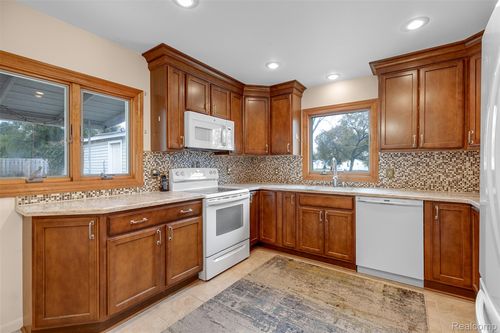 3282 Avon Manor Rd, Rochester Hills, MI, 48307-5422 | Card Image