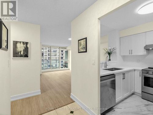 1009-28 Pemberton Avenue, Toronto (Newtonbrook East), ON, M2M4L1 | Card Image