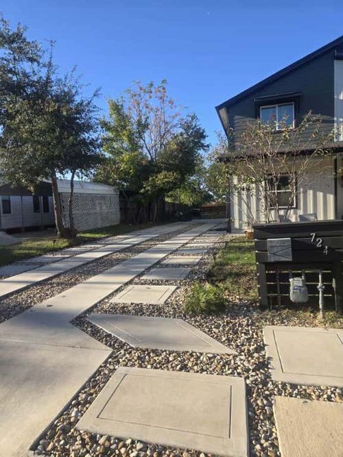 724 Ramsey Ave, Rockdale, TX, 76567-2747 | Card Image