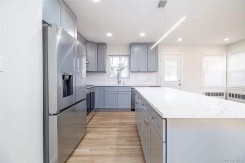 29 West Ave, Hicksville, NY, 11801-4619 | Card Image