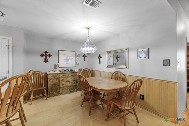 dining area | Image 7
