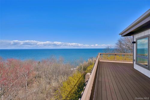 2 Dolphin Way, Riverhead, NY, 11901-6301 | Card Image