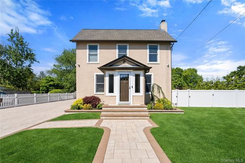 16 West St, West Islip, NY, 11795-3017 | Card Image