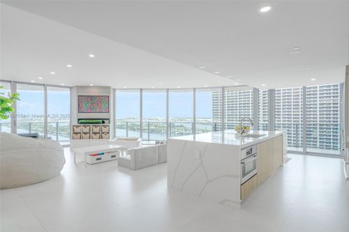 26122615-488 Ne 18th St, Miami, FL, 33132-1112 | Card Image