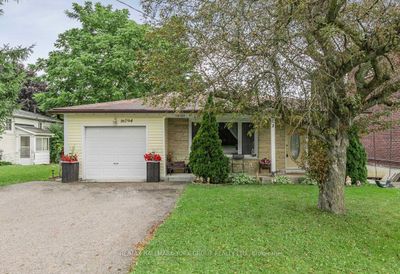 16794 Bayview Ave, House other with 3 bedrooms, 2 bathrooms and 4 parking in Newmarket ON | Image 1