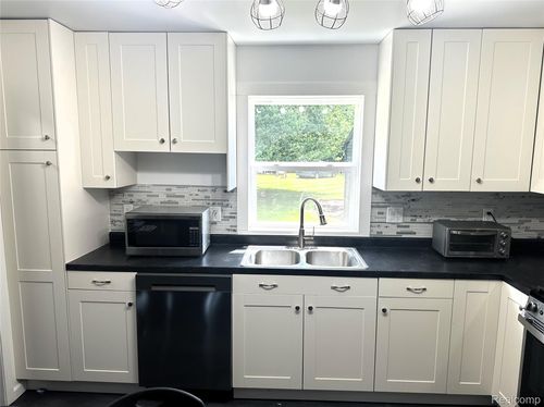 3814 Tienken Rd, Auburn Hills, MI, 48326-3906 | Card Image