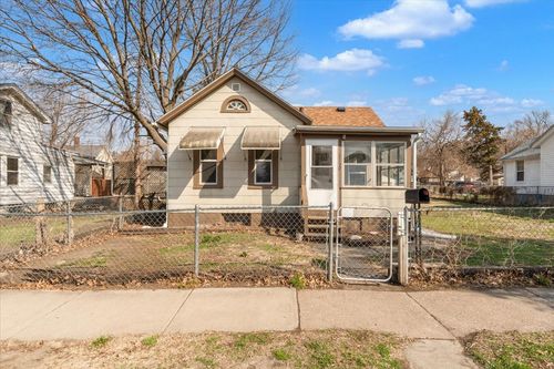 1330 W 7th St, Davenport, IA, 52802-1328 | Card Image