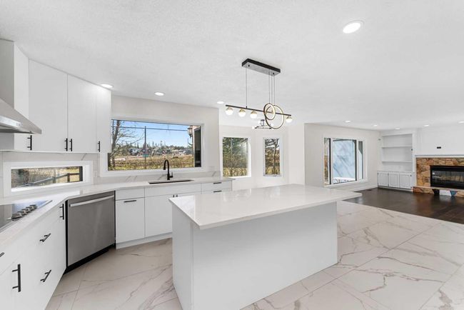 919 Shawnee Dr Sw, House other with 5 bedrooms, 4 bathrooms and 4 parking in Calgary AB | Image 9