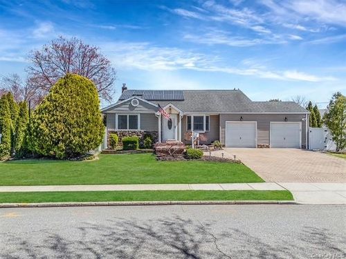 581 Roosevelt Ave, Massapequa Park, NY, 11762-1015 | Card Image