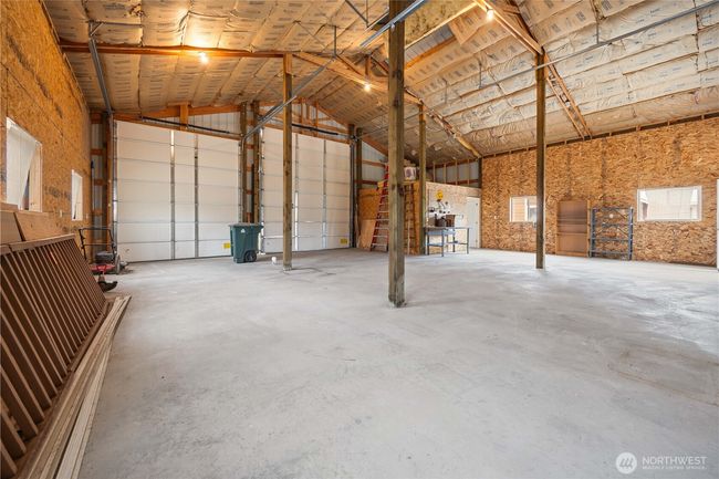 Huge garage/shop with doors on both sides | Image 32