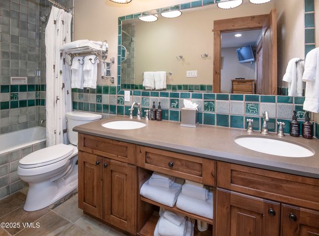 215216 - 684 W Lionshead Cir, Condo with 2 bedrooms, 2 bathrooms and null parking in Vail CO | Image 15