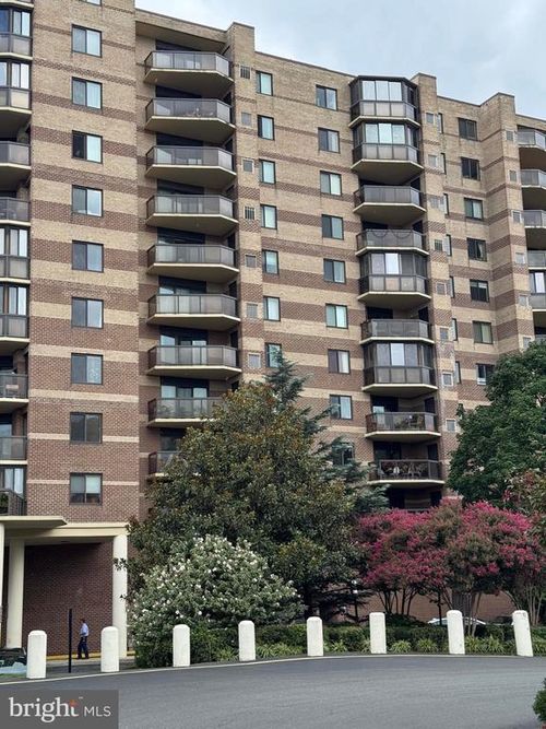 402-8350 Greensboro Dr, MCLEAN, VA, 22102-3508 | Card Image