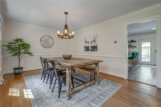 Dramatic chandelier | Image 23
