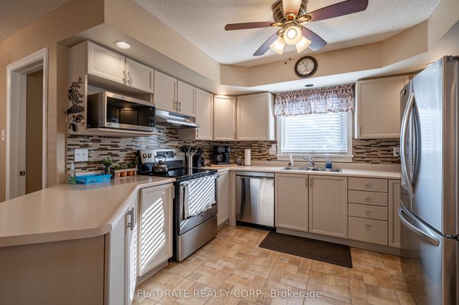 10 Hillview Dr, House other with 5 bedrooms, 3 bathrooms and 4 parking in Bobcaygeon ON | Image 8