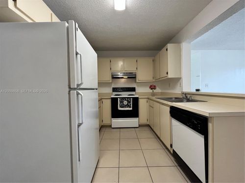 204-250 Palm Cir W, Pembroke Pines, FL, 33025-1189 | Card Image