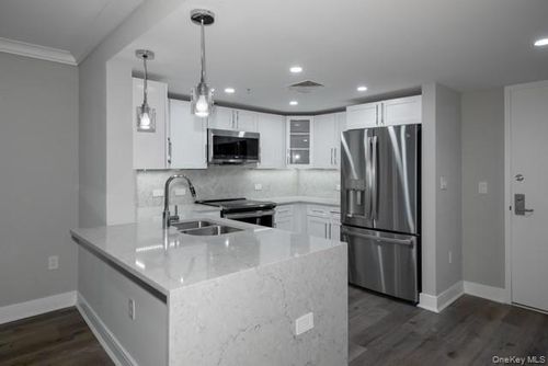 n2413-100 Glen St, Glen Cove, NY, 11542-5119 | Card Image