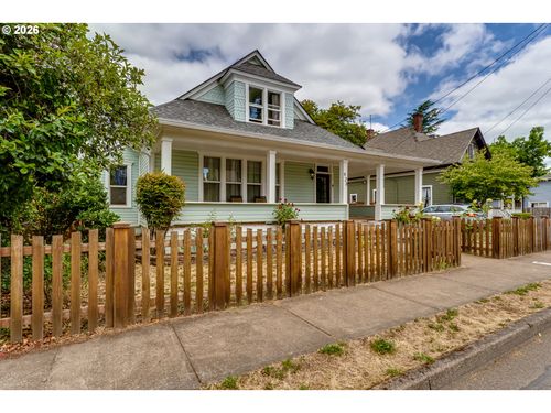 928 W Main St, Cottage Grove, OR, 97424-1911 | Card Image
