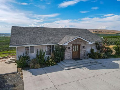 1394 Lombard Loop Rd, Wapato, WA, 98951-9686 | Card Image