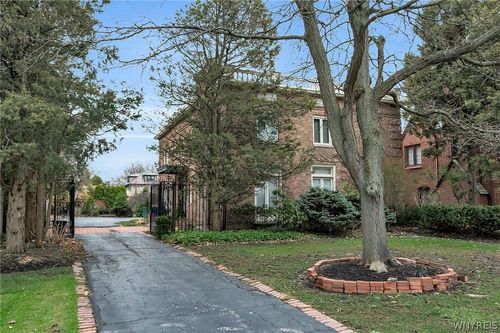 75 Nottingham Ter, Buffalo, NY, 14216-3620 | Card Image