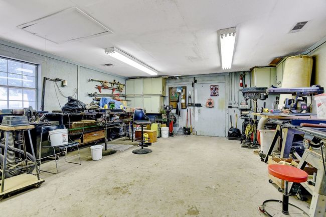 Large workshop attached to guest/office quarters | Image 17
