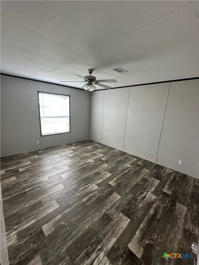 19656 Us Highway 77 S, House other with 3 bedrooms, 2 bathrooms and null parking in Yoakum TX | Image 12