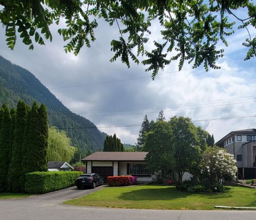 420 Bear Ave, Harrison Hot Springs, BC, V0M1K0 | Card Image
